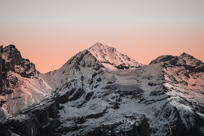 白昼雪山